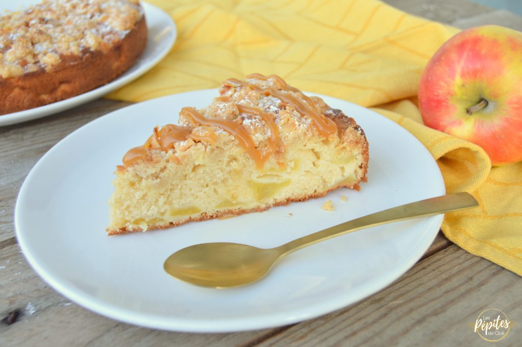 Gâteau moelleux aux pommes, crumble et caramel - Les pépites de Cloé